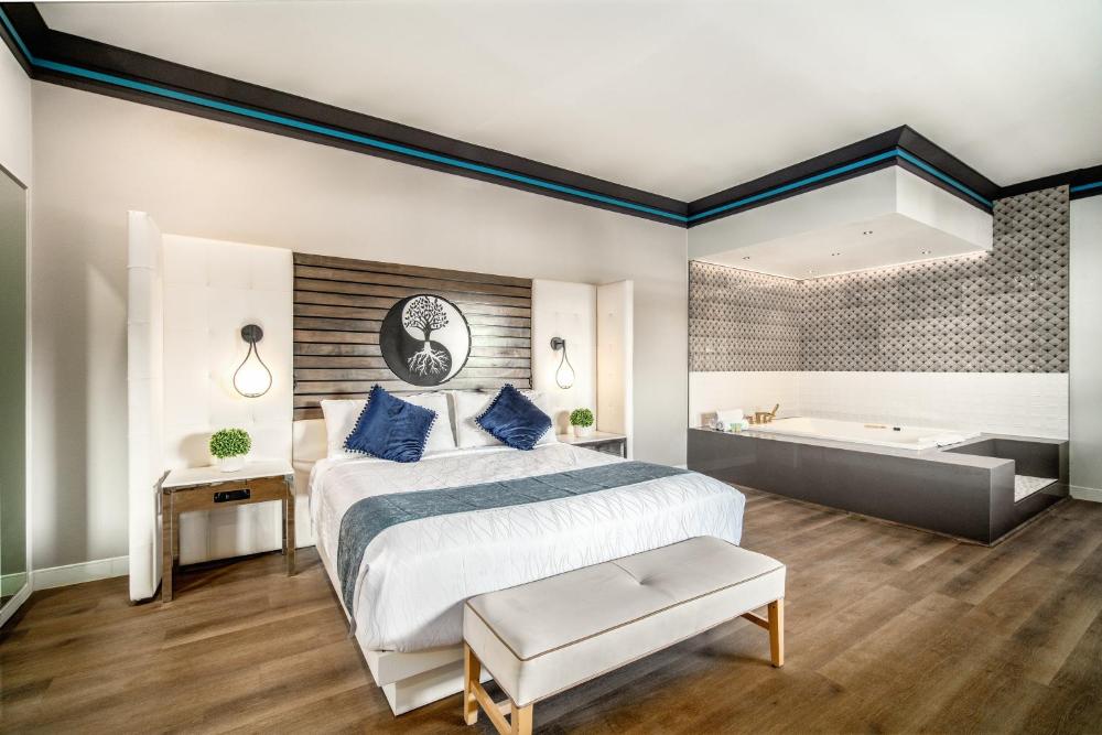 Superior King Room interior