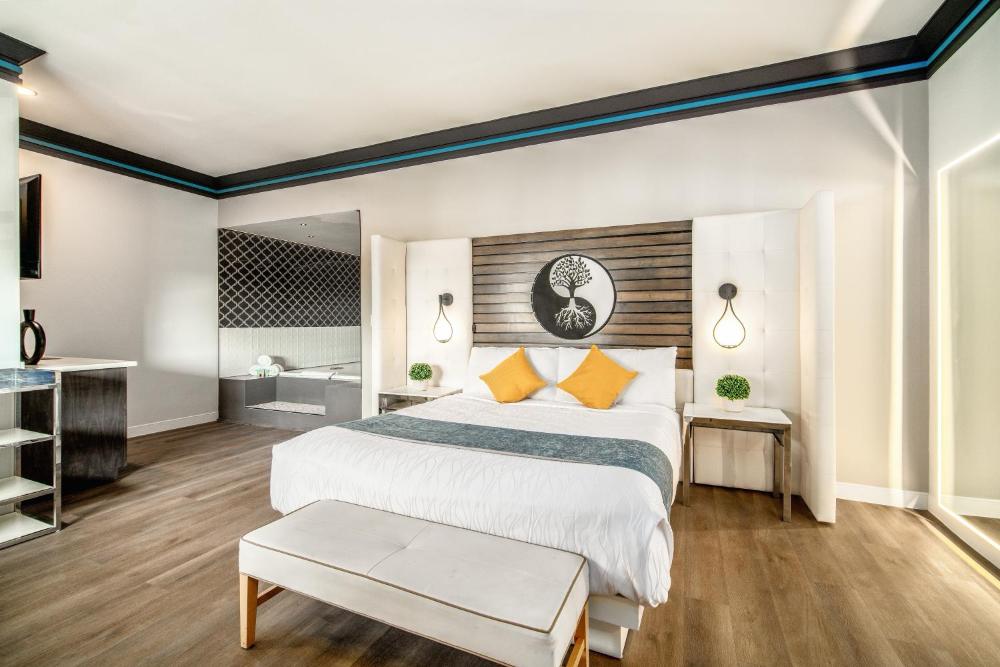 Deluxe King Room interior